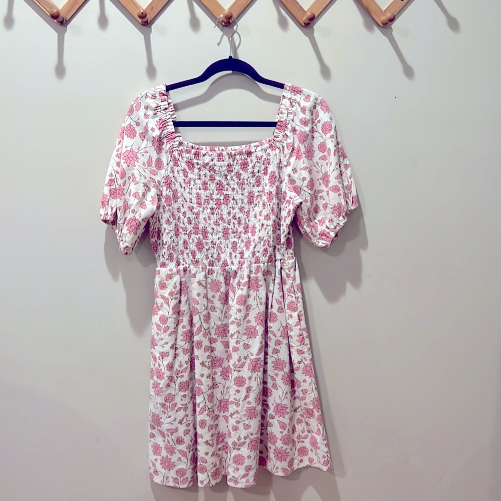 Adorable Universal Thread smocked dress. Can be worn on or off shoulder.